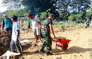 Bersama Warga Tlumbung, Babinsa Sumberrejo Bojonegoro Bersih-Bersih Area Makam