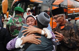Isak Tangis Bahagia Warnai Kedatangan Jamaah Haji Kloter 64 Asal Bojonegoro