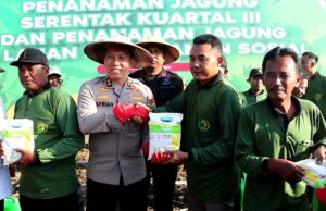 Dukung Kemandirian Pangan, Polres Bojonegoro Tanam Jagung di Lahan Perhutanan Sosial