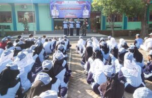 Babinsa Kodim Bojonegoro berikan Pendidikan Karakter Dalam Giat MPLS