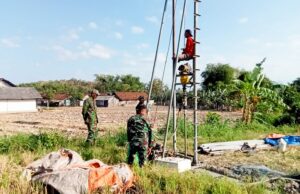 Permudah dapatkan Akses Air Bersih, Satgas TMMD 125 Bojonegoro Buatkan Sumur Bor Warga Soko