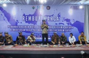 Hadiri Rembug Warga, Menteri Desa PDTT Beri Apresiasi Program Pengentasan Kemiskinan GAYATRI di Bojonegoro