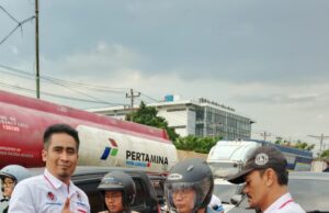 Kolaborasi DPW Dan DPD IWOI Jateng Bersama Polsek Semarang Barat Bagikan Bendera Merah Putih di Exit Tol Krapyak