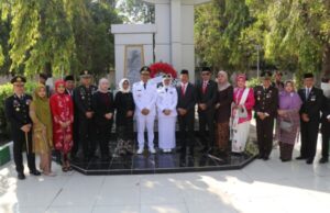 Peringati Hari Kemerdekaan, Bupati Bojonegoro dan Forkopimda Ziarah dan Tabur Bunga di Makam Pahlawan