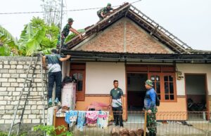 Babinsa Koramil 0813-01/Bojonegoro bantu Perbaiki Atap Rumah Warga