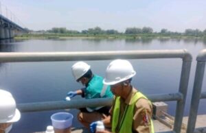 DLH Bojonegoro Ambil Sampel Air Bengawan Solo, Diuji Lab Terakreditasi di Surabaya
