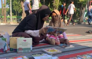 Semangat Literasi di Minggu Pagi CFD Bojonegoro, Anak-anak Asyik Membaca