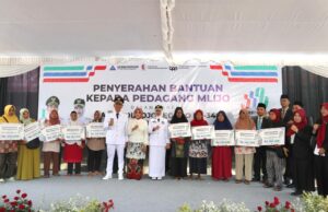 Pemkab Bojonegoro Beri Bantuan Modal Kepada Ratusan Pedagang Rengkek