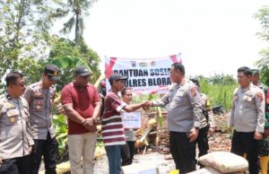 Kapolres Blora Pimpin Baksos dan Kerja Bakti Untuk Korban Puting Beliung di Desa Getas