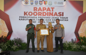 Bupati Bojonegoro dan Lurah Kepatihan Raih Penghargaan Terbaik IV Lomba Siskamling Terpadu Merah Putih Jogo Jatim 2025