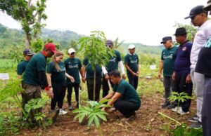 Bupati Bojonegoro Pimpin Langsung Gotong Royong Taman Pohon di Kawasan Hulu Gunung Pandan