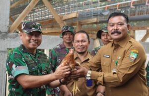DP4 Kabupaten Blora Serahkan Bantuan Ayam Petelur ke Kompi Produksi Kodim 0721 Blora