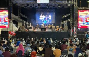 Warga Bojonegoro Rayakan Malam Tahun Baru di Alun-alun dalam Nuansa Kesederhanaan dan Kebersamaan
