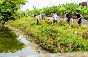 Mitigasi Bencana, Babinsa Kodim Bojonegoro bersama Warga Sukorejo Karya Bakti Pembersihan Sungai