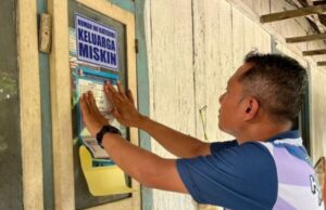 Pemasangan Stiker Miskin di Rumah KPM Bansos di Bojonegoro Hampir Tuntas