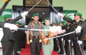 Tradisi Pedang Pora Iringi Momen Haru Pisah Sambut Dandim 0721/Blora