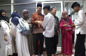 Kolaborasi dengan Kominfo, FIJ Bojonegoro Beri Santunan Anak Yatim dan Bagi-bagi Takjil Gratis kepada Pengguna Jalan