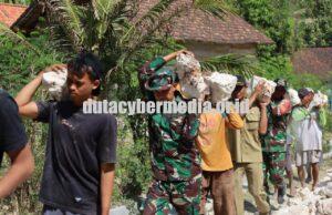Percepat Pembangunan Jalan TMMD di Blora,TNI dan Warga Gotong Royong Angkut Material