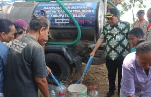 Peduli Kekeringan, Bupati Blora Bawa 10 Tangki Air untuk Warga Pilang dan Pengkoljagong