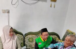 Senyum Bahagia As’ad Lansia 81 Tahun Terima Bantuan Kursi Roda, Kolaborasi Dinsos Bojonegoro dan IZI