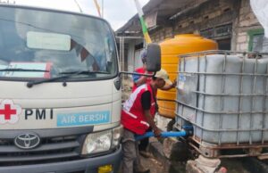 Kolaborasi PMI dan BPBD Bojonegoro Salurkan Bantuan Air Bersih Kurangi Dampak Kekeringan