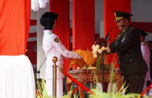 Berlangsung Khidmat: Dandim Bojonegoro Pimpin Upacara Penurunan Bendera HUT ke-81 RI