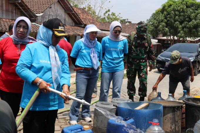 Aksi Hebat Alumni SMAN 1 Blora, Kucurkan 148 Tangki Air, Wabup Sri Setyorini Angkat Topi