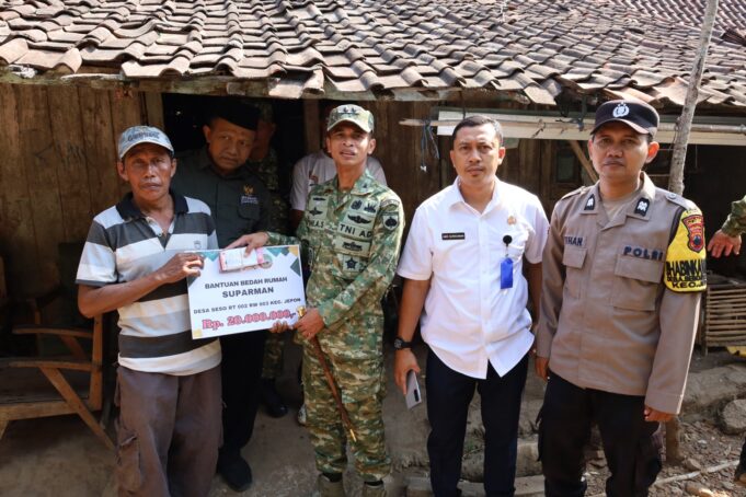 Sambut HUT ke-81 TNI, Kodim 0721/Blora dan BAZNAS Bedah Dua Rumah Warga