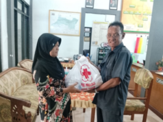 Rayakan HUT Ke-81, PMI Bojonegoro Salurkan Bantuan Sembako Bagi Warga Membutuhkan