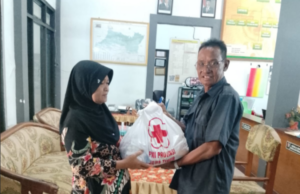 Rayakan HUT Ke-81, PMI Bojonegoro Salurkan Bantuan Sembako Bagi Warga Membutuhkan