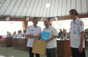 76 ASN Pemkab Bojonegoro Terima SK Pensiun, Bupati Wahono Beri Apresiasi Atas Pengabdian untuk Daerah