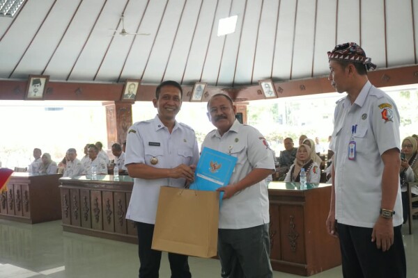 76 ASN Pemkab Bojonegoro Terima SK Pensiun, Bupati Wahono Beri Apresiasi Atas Pengabdian untuk Daerah