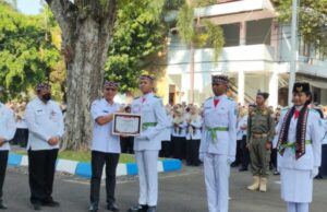 Bupati Bojonegoro Beri Penghargaan Tiga Siswa Berprestasi, Jadi Paskibraka Tingkat Provinsi dan Nasional