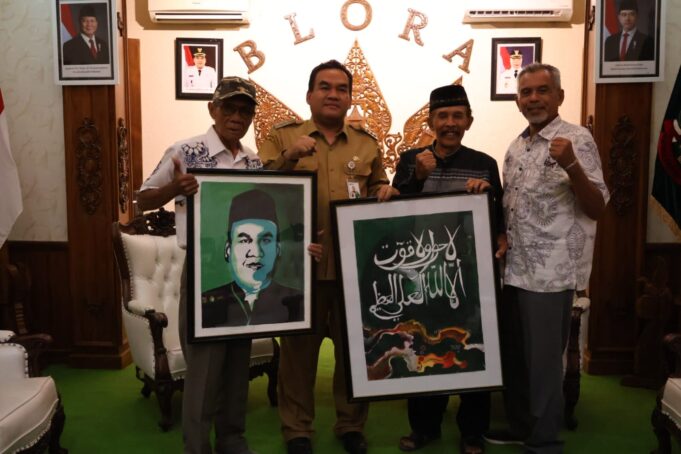 Penuh Kekeluargaan, Pengurus PWRI Blora Silaturahmi dan Serahkan Lukisan Khusus kepada Bupati Arief Rohman