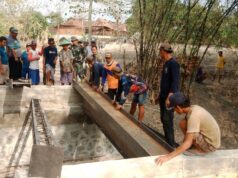 TMMD Sengkuyung Tahap IV di Blora : TNI dan Warga Gotong Royong Pasang Besi Jembatan