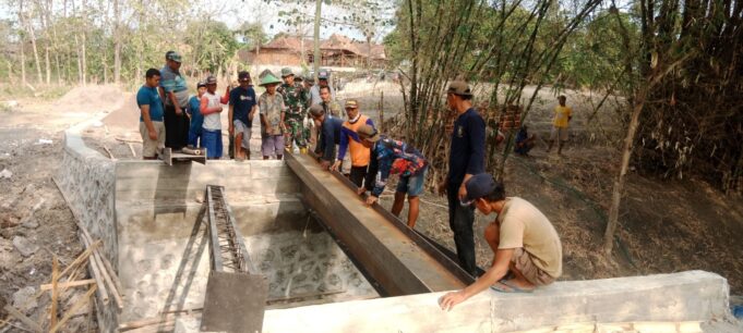 TMMD Sengkuyung Tahap IV di Blora : TNI dan Warga Gotong Royong Pasang Besi Jembatan